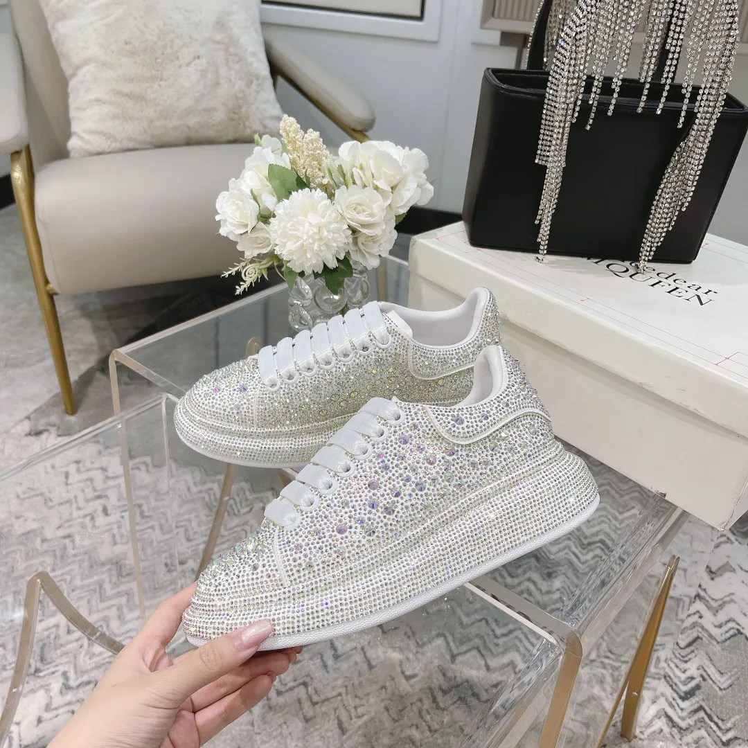 👟👟Ex-factory price 560👟👟 Men's size +10 2025SS McQueen crystal inlaid large and small diamond casual shoes counter original 1:1 production Fabric: imported silk velvet + imported Czech diamonds Lining: sheepskin lining Code number: 35-41 Male 39/44
